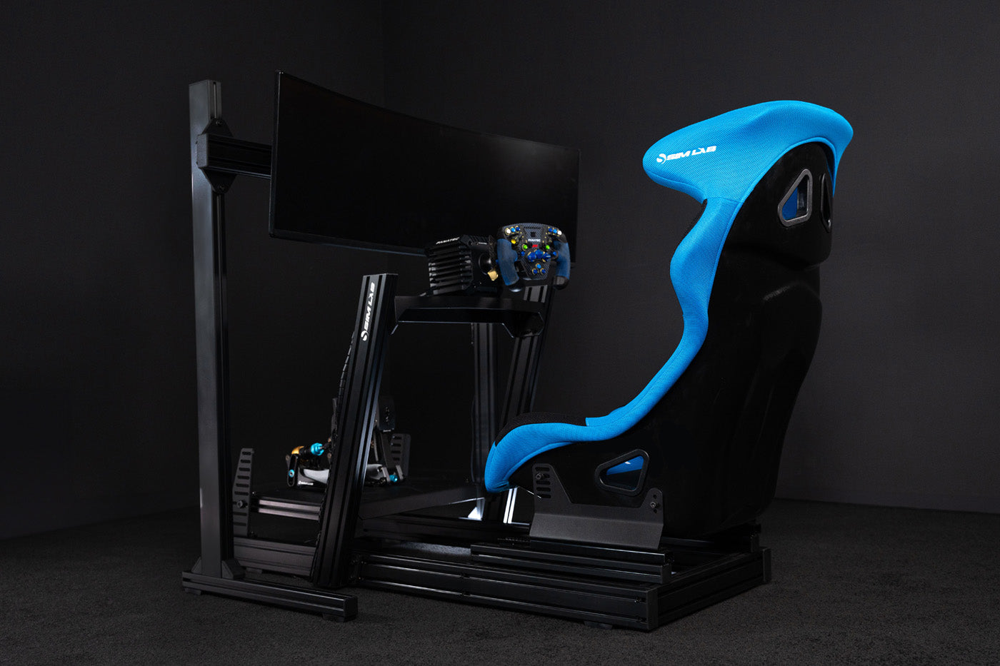 Compact design of the GT1 PRO sim racing cockpit with the tilted uprights