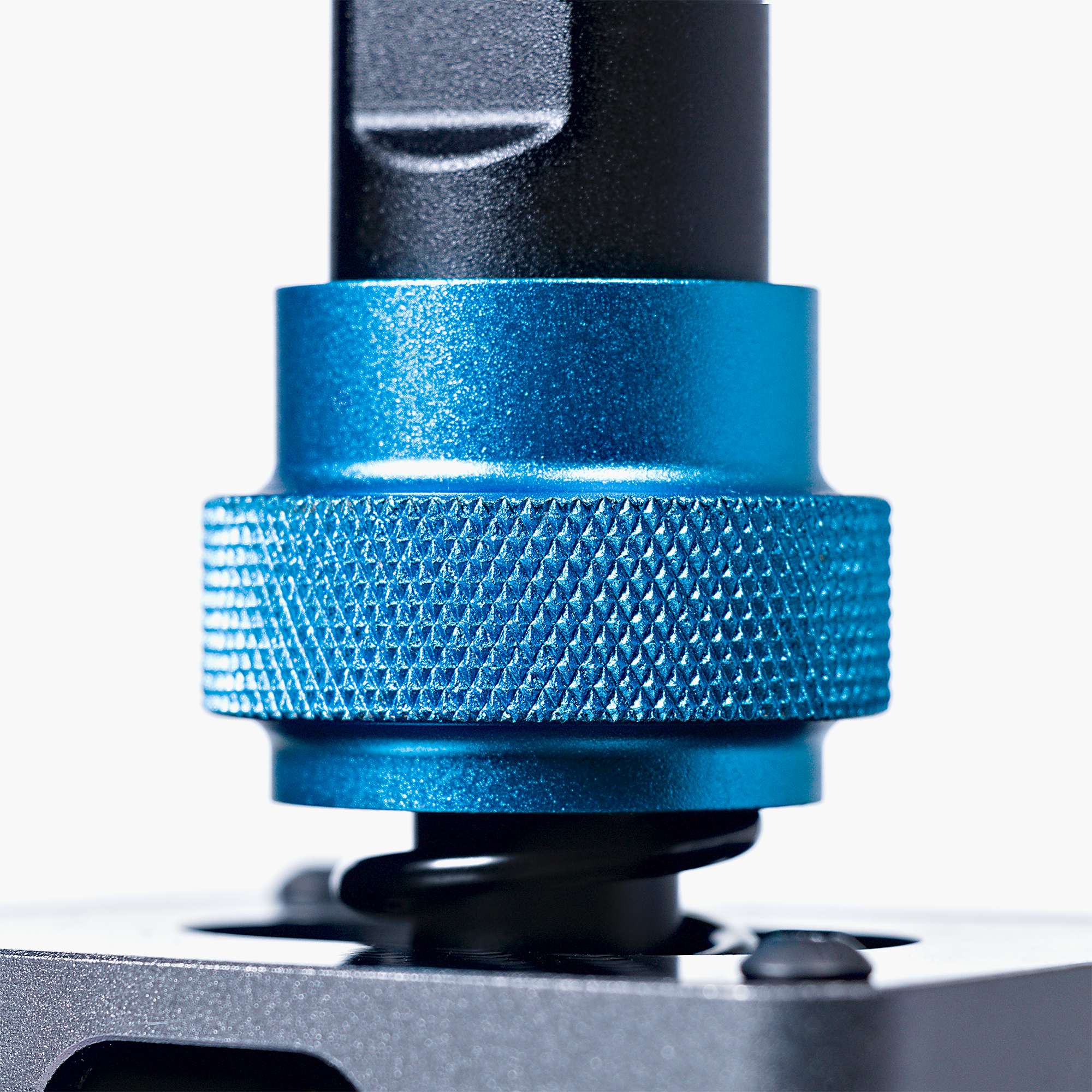 Thanks to its unique construction, the blue knob allows for quick and easy tension adjustments, offering a range from light to heavy shifting—and everything in between—to suit your preference.